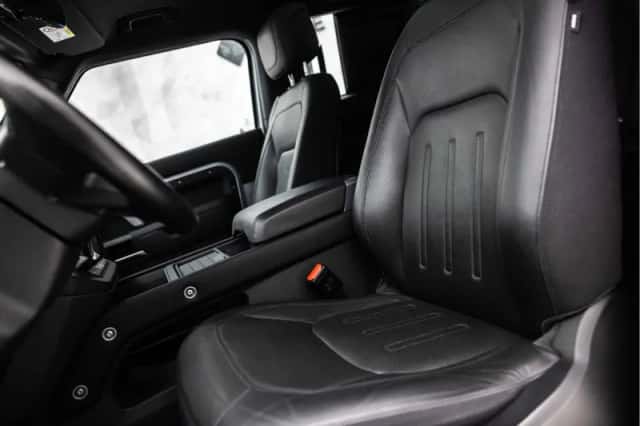 Land Rover Defender (2021) thumbnail 30