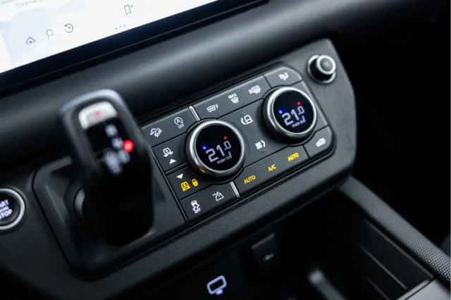 Land Rover Defender (2021) thumbnail 34