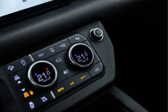 Land Rover Defender (2021) thumbnail 35