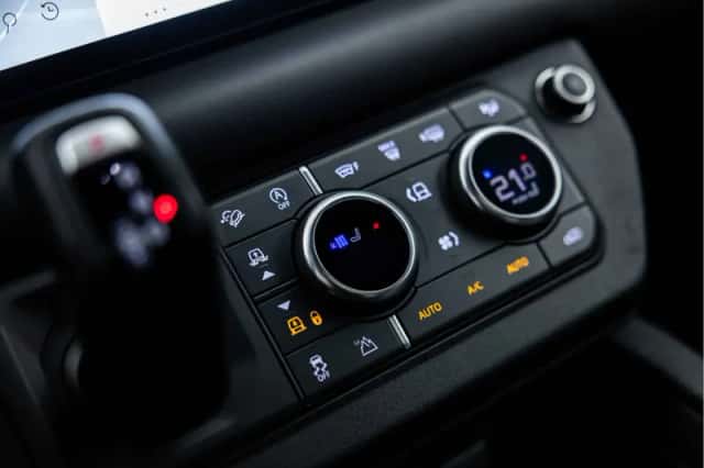 Land Rover Defender (2021) thumbnail 36