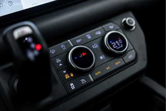Land Rover Defender (2021) thumbnail 37