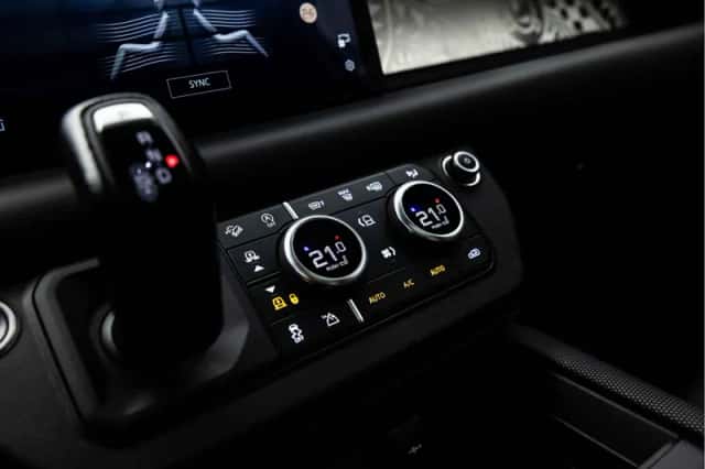 Land Rover Defender (2021) thumbnail 52