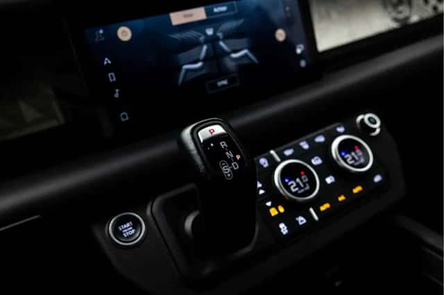 Land Rover Defender (2021) thumbnail 53