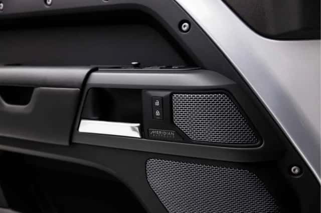 Land Rover Defender (2021) thumbnail 57