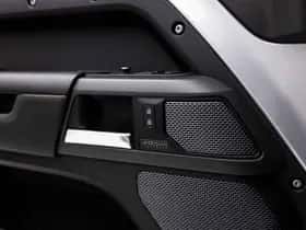 Land Rover Defender (2021) thumbnail 57