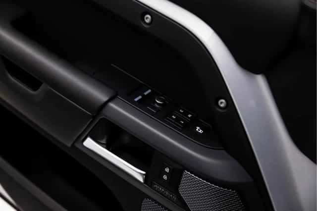 Land Rover Defender (2021) thumbnail 58