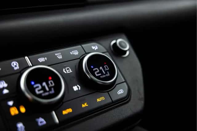 Land Rover Defender (2021) thumbnail 60