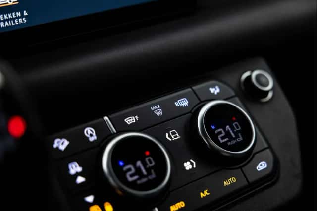 Land Rover Defender (2021) thumbnail 61