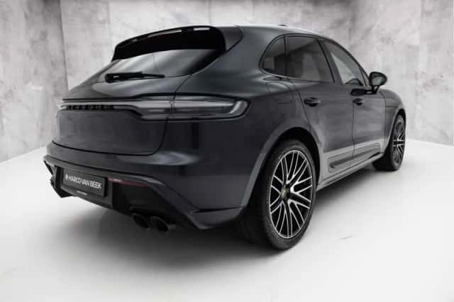 Porsche Macan (2022) thumbnail 2