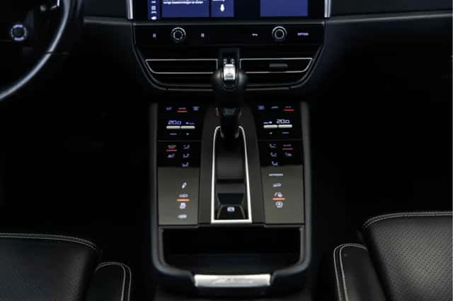 Porsche Macan (2022) thumbnail 24