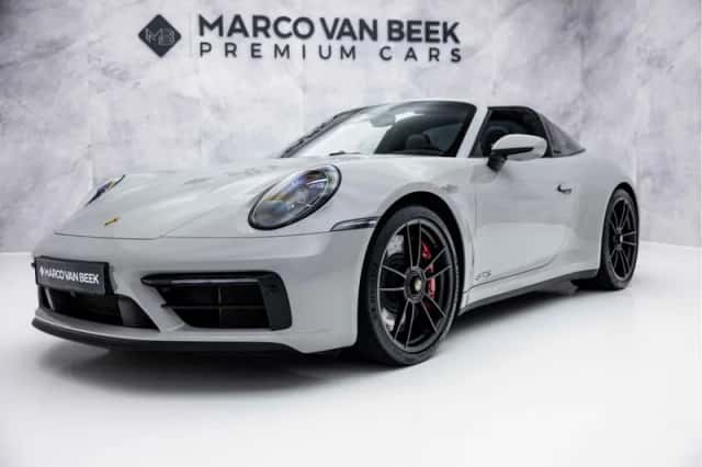 Porsche 911 (2022) thumbnail 2