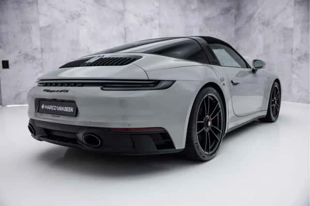 Porsche 911 (2022) thumbnail 4