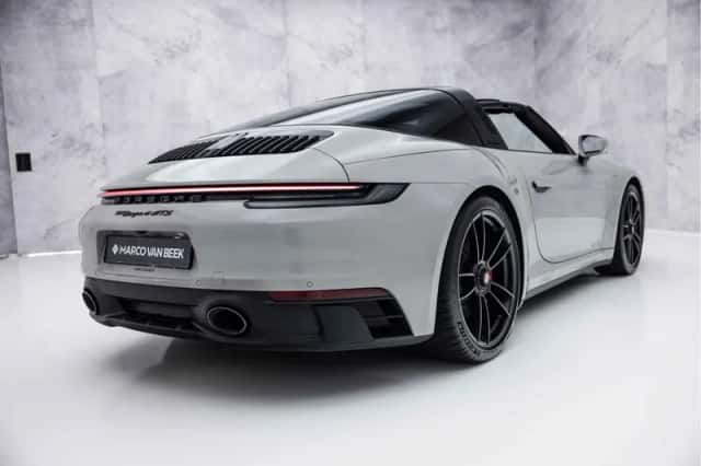 Porsche 911 (2022) thumbnail 5