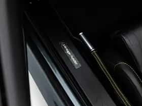 Aston Martin V8 Vantage (2015) thumbnail 33