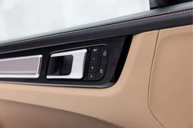 Porsche Cayenne (2022) thumbnail 28