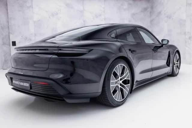 Porsche Taycan (2021) thumbnail 2