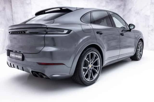 Porsche Cayenne (2025) thumbnail 2