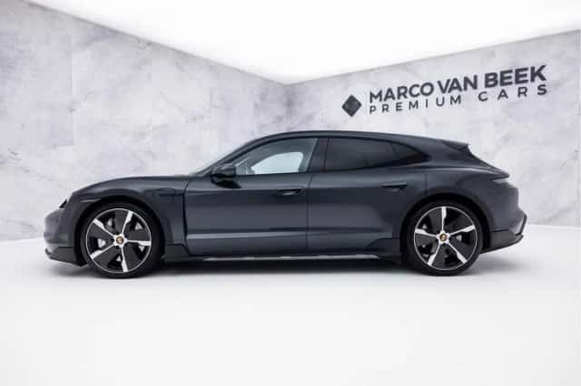 Porsche Taycan (2022) thumbnail 5