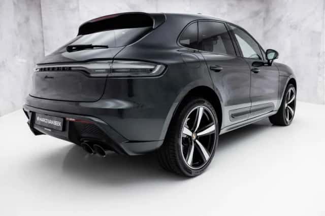 Porsche Macan (2022) thumbnail 2