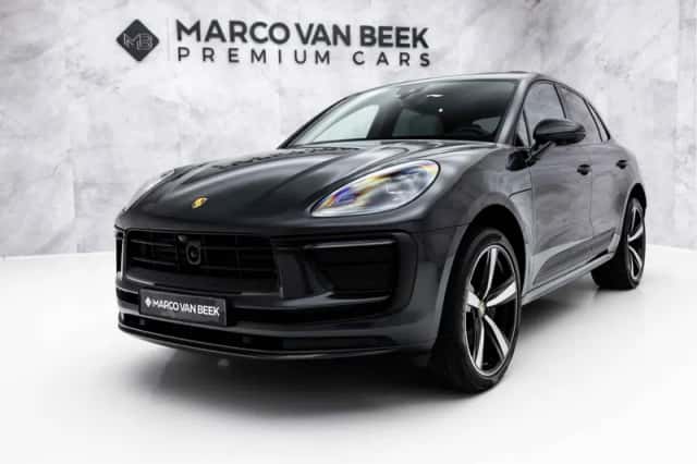 Porsche Macan (2022) thumbnail 4