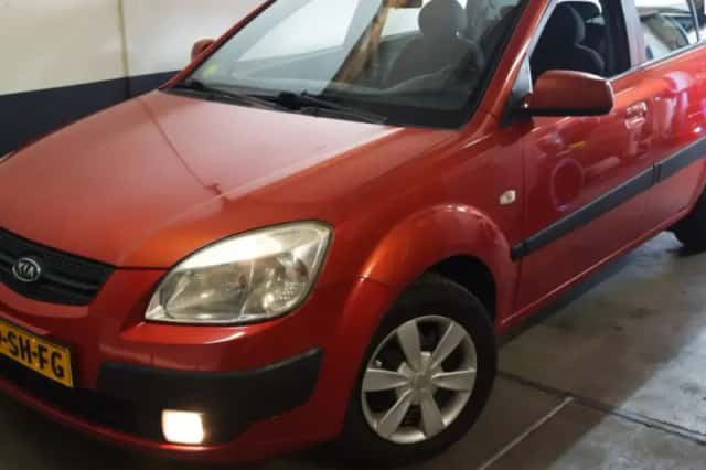 Kia Rio (2006) thumbnail 1