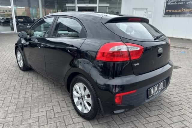 Kia Rio (2017) thumbnail 3