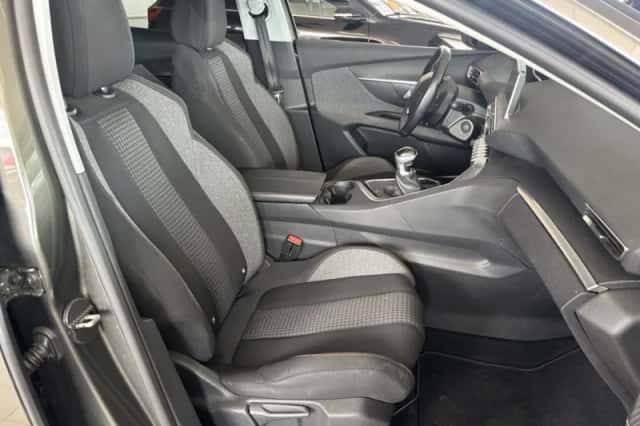 Peugeot 3008 (2017) thumbnail 2