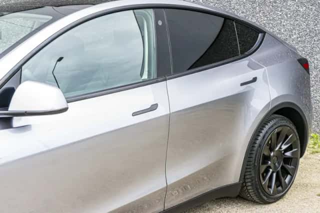Tesla Model Y (2024) thumbnail 3