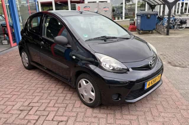 Toyota Aygo (2013) thumbnail 3
