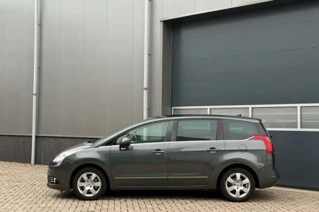 Peugeot 5008 (2010) thumbnail 2