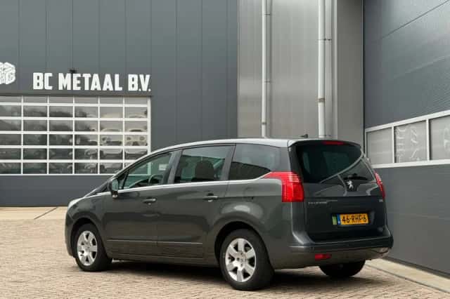 Peugeot 5008 (2010) thumbnail 3