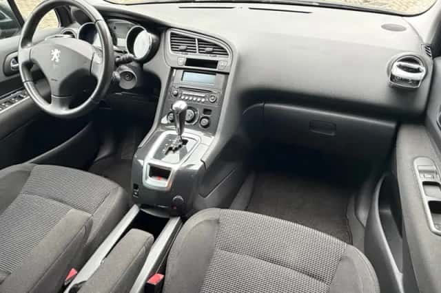 Peugeot 5008 (2010) thumbnail 6