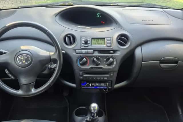 Toyota Yaris (2004) thumbnail 2