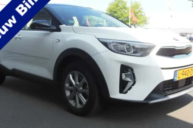 Kia Stonic (2021) thumbnail 1