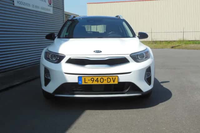 Kia Stonic (2021) thumbnail 3