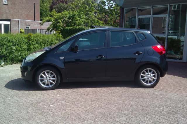 Kia Venga (2010) thumbnail 3
