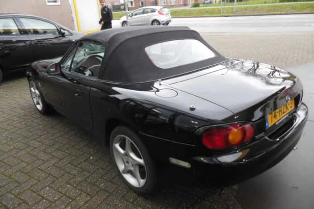 Mazda MX-5 (2000) thumbnail 5