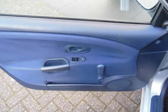 Mitsubishi Carisma (2000) thumbnail 6