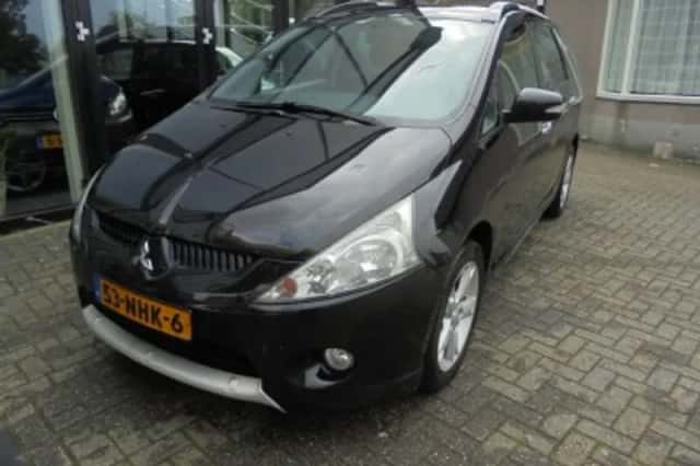 Mitsubishi Grandis (2010) thumbnail 2
