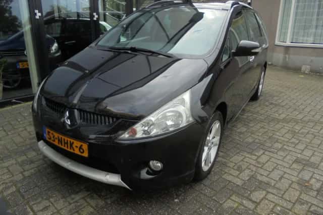Mitsubishi Grandis (2010) thumbnail 3