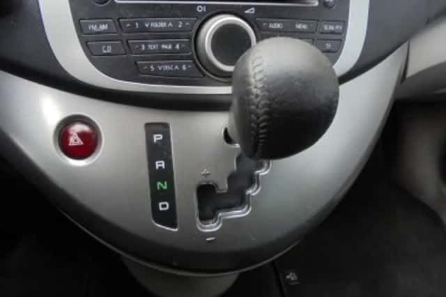 Mitsubishi Grandis (2010) thumbnail 5