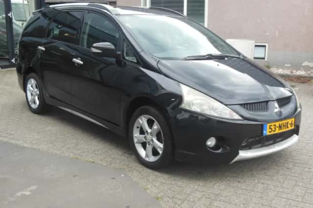 Mitsubishi Grandis (2010) thumbnail 4