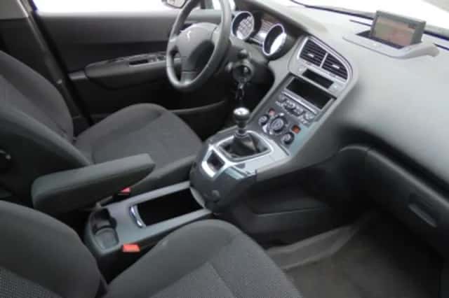 Peugeot 5008 (2012) thumbnail 3