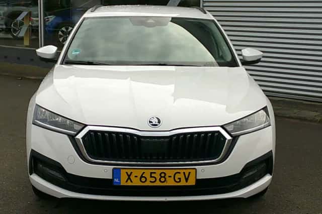 Škoda Octavia (2023) thumbnail 3