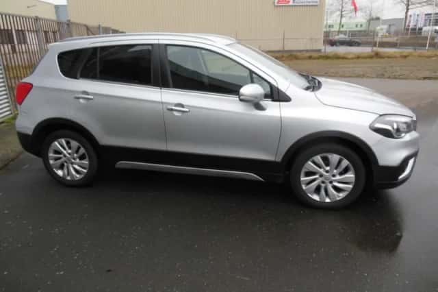 Suzuki S-Cross (2017) thumbnail 4