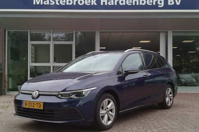 Volkswagen Golf (2022) thumbnail 2