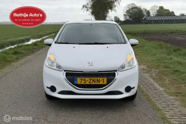 Peugeot 208 (2013) thumbnail 2