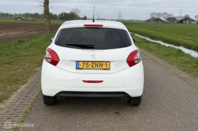 Peugeot 208 (2013) thumbnail 12