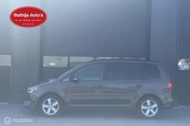 Volkswagen Touran (2011) thumbnail 2
