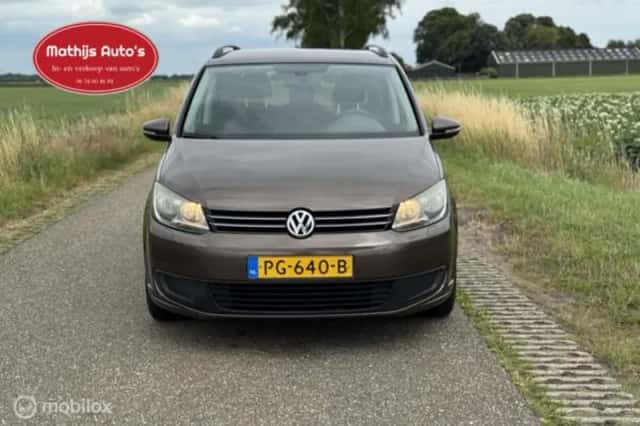 Volkswagen Touran (2017) thumbnail 2